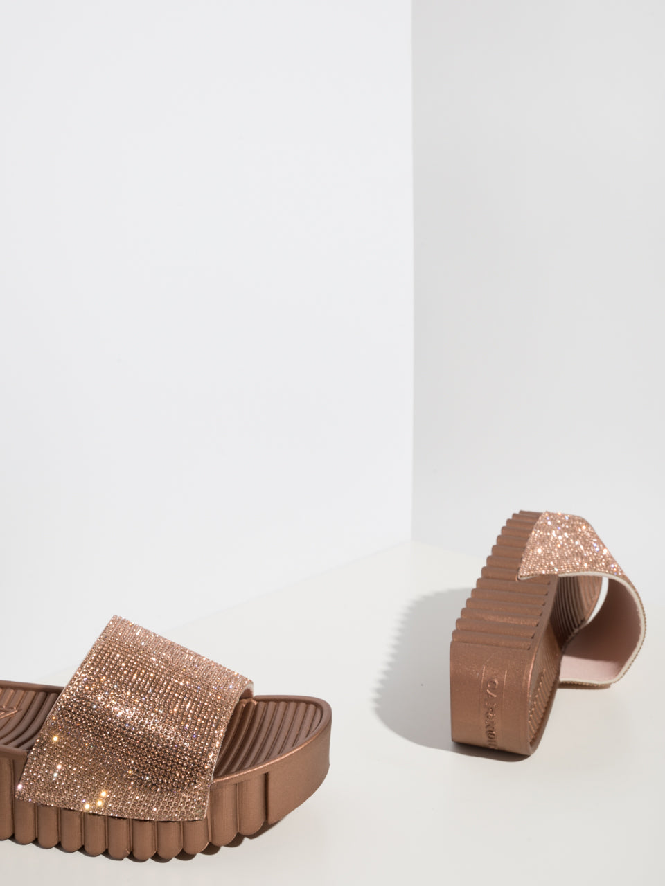 Cafè Noir Chinelos com Apliques em Bronze